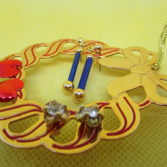 Gold Tone Enamel Christmas Ornament With 3 Pair Pierced Earring Openwork Wreath - Picture 5 of 10